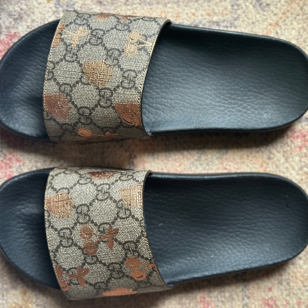 Gucci Berry print logo slides
